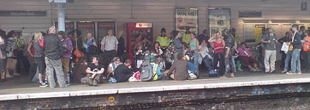 DemonstrantInnen auf Bahnsteig an der Waterloo East Station